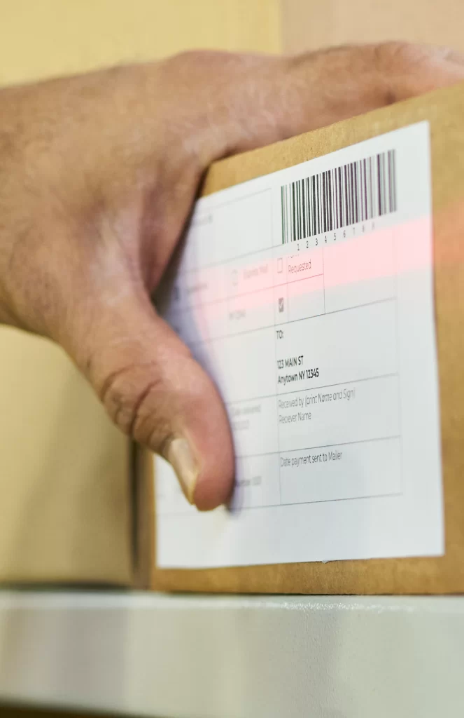 Etiquetas Adhesivo, Etimex Digital, Etiqueta de color negro, Etiqueta con identificador en código de barras. Fabricante de etiquetas autoadheribles para cajas de cartón en logística