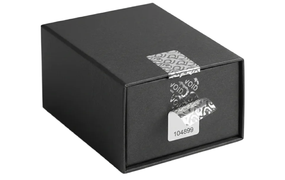 Etiqueta de seguridad VOID para caja negra con etiqueta abierta. Fabricante: Etimex Digital en Mexico.