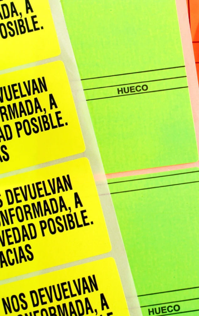 Etiquetas fosforescentes verdes y amarillas con campos para "HUECO" y texto de devolución, Fabricante: Etimex Digital en Mexico.