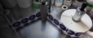 etiquetas en producción de una linea, siendo enrolladas, Fabricante: Etimex Digital en Mexico.