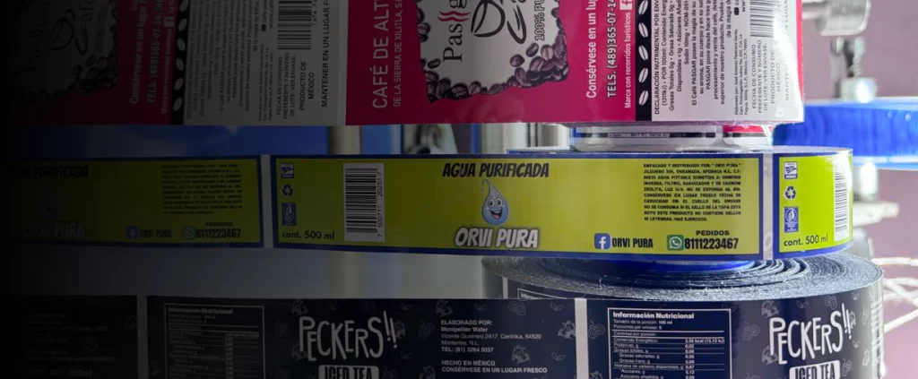 Conjunto de etiquetas de distintos productos, del sector alimenticio en linea de producción y ensamblaje, Fabricante: Etimex Digital en Mexico.
