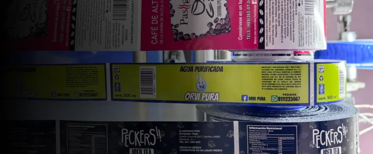 Conjunto de etiquetas de distintos productos, del sector alimenticio en linea de producción y ensamblaje, Fabricante: Etimex Digital en Mexico.