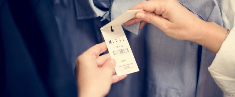 Etiquetas en moda rapida vs premium